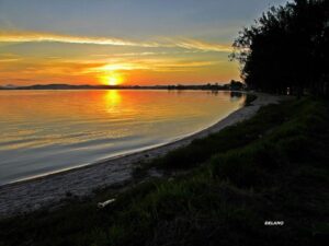 Por do sol na lagoa de Araruama.